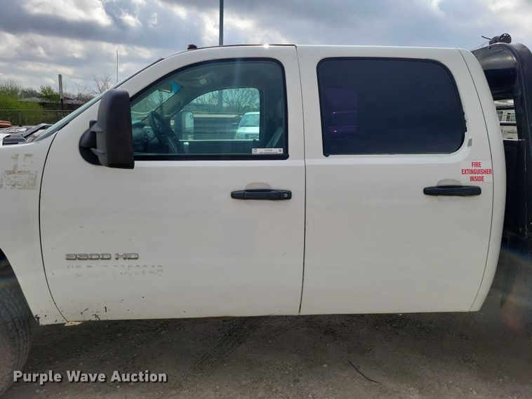 image for item DZ7048 2013 GMC Sierra 3500HD Crew Cab flatbed pickup truck