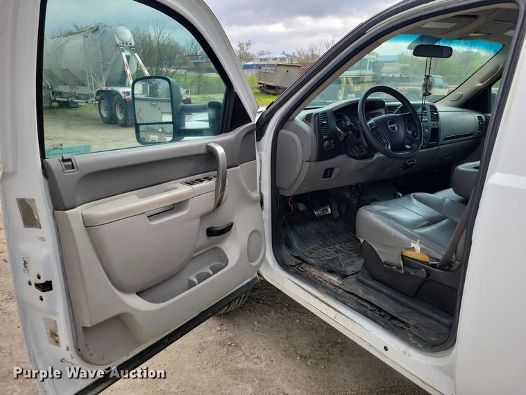 image for item DZ7048 2013 GMC Sierra 3500HD Crew Cab flatbed pickup truck