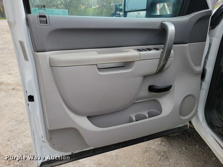 image for item DZ7048 2013 GMC Sierra 3500HD Crew Cab flatbed pickup truck