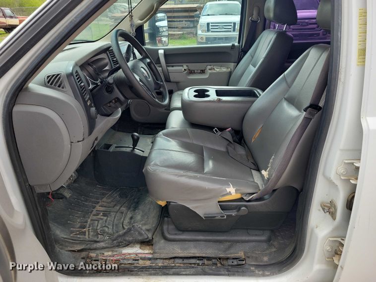 image for item DZ7048 2013 GMC Sierra 3500HD Crew Cab flatbed pickup truck