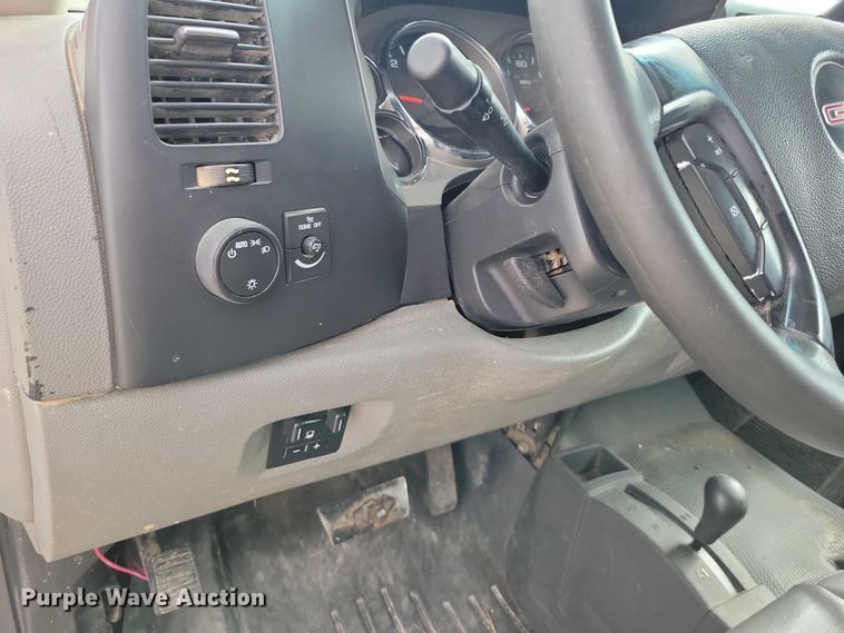 image for item DZ7048 2013 GMC Sierra 3500HD Crew Cab flatbed pickup truck