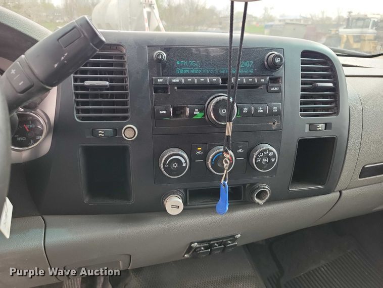 image for item DZ7048 2013 GMC Sierra 3500HD Crew Cab flatbed pickup truck