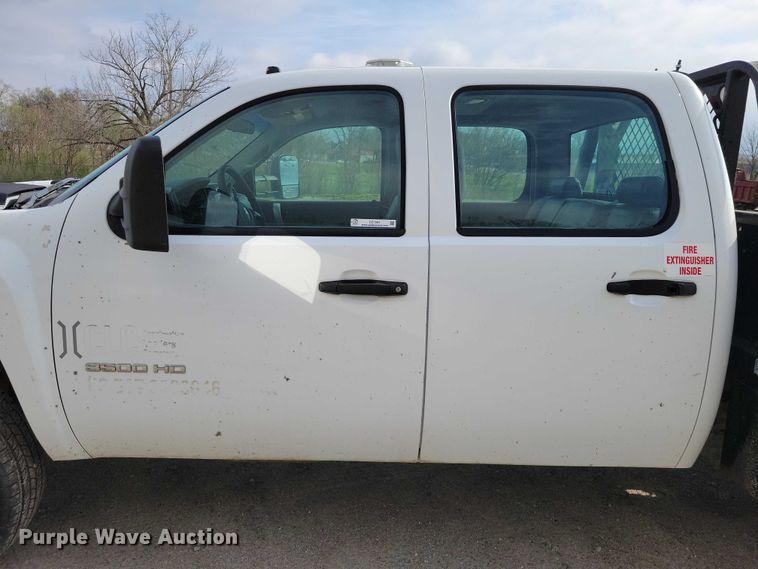 image for item DZ7048 2013 GMC Sierra 3500HD Crew Cab flatbed pickup truck