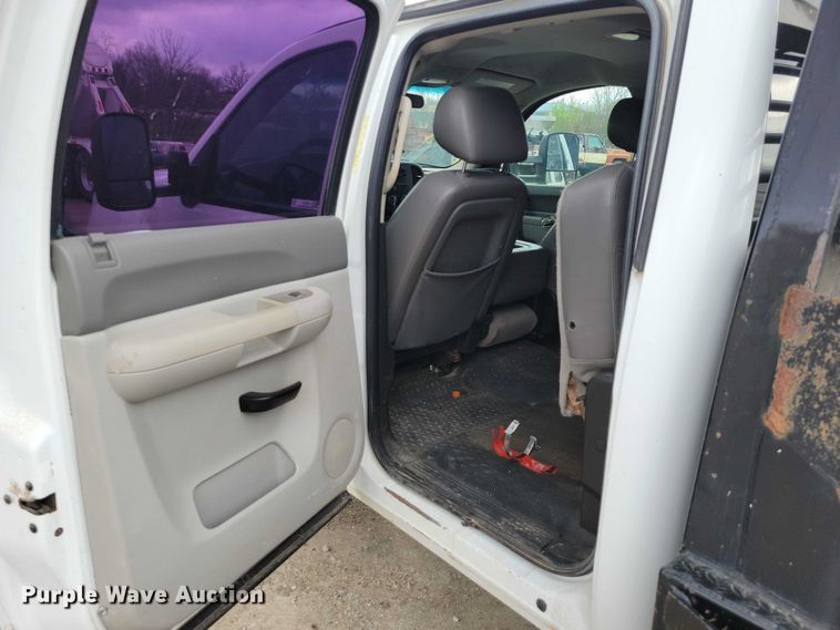 image for item DZ7048 2013 GMC Sierra 3500HD Crew Cab flatbed pickup truck