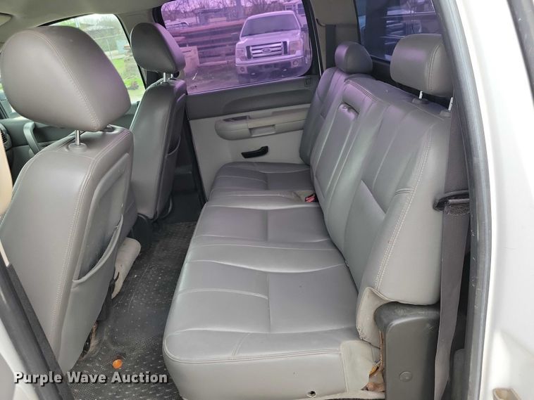 image for item DZ7048 2013 GMC Sierra 3500HD Crew Cab flatbed pickup truck