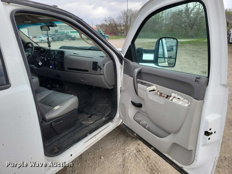 image for item DZ7048 2013 GMC Sierra 3500HD Crew Cab flatbed pickup truck