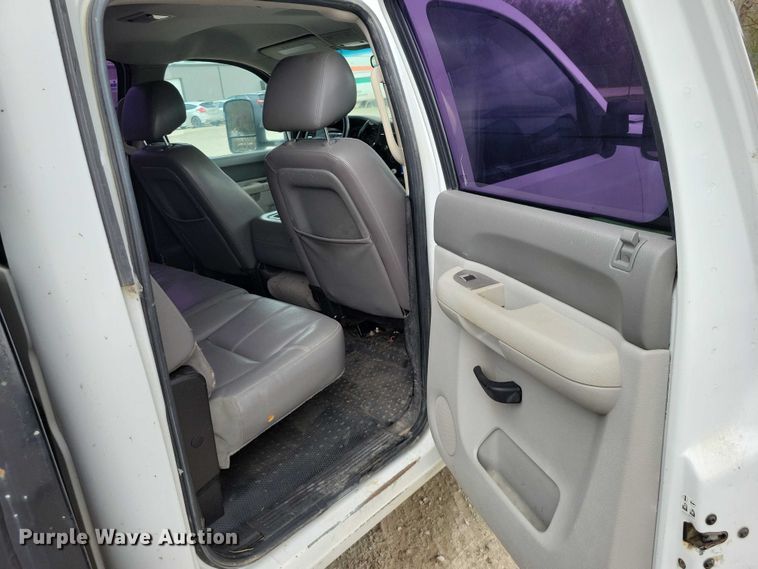 image for item DZ7048 2013 GMC Sierra 3500HD Crew Cab flatbed pickup truck