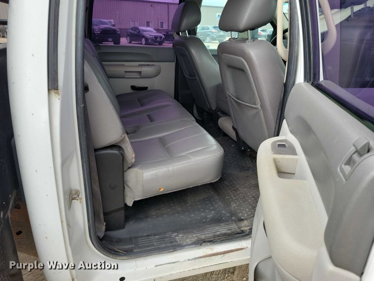 image for item DZ7048 2013 GMC Sierra 3500HD Crew Cab flatbed pickup truck