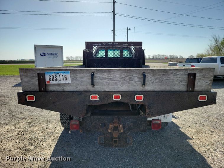 image for item DZ7058 2001 GMC C6500 flatbed truck