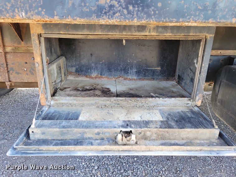 image for item DZ7058 2001 GMC C6500 flatbed truck