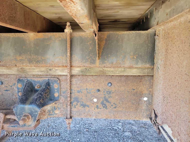 image for item DZ7058 2001 GMC C6500 flatbed truck