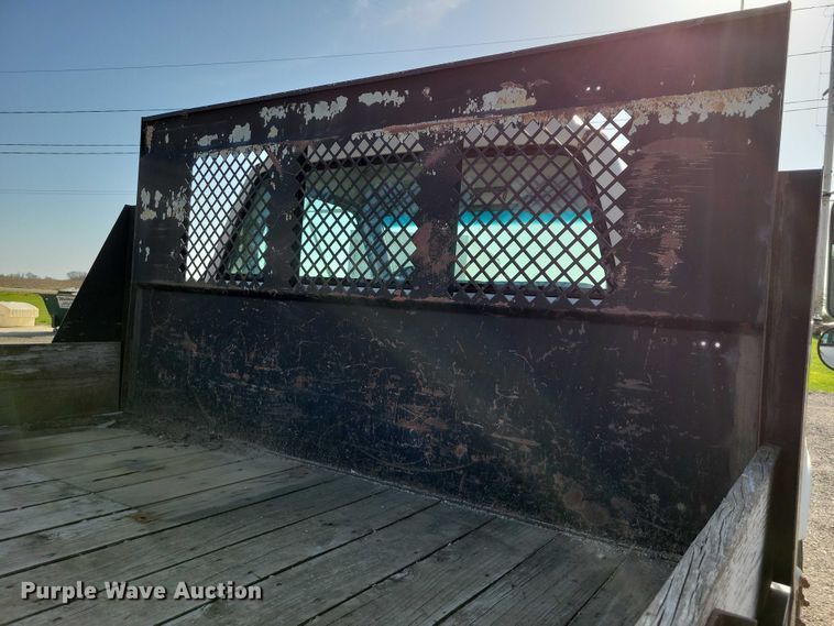image for item DZ7058 2001 GMC C6500 flatbed truck