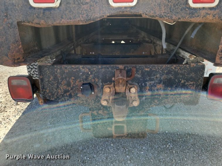 image for item DZ7058 2001 GMC C6500 flatbed truck