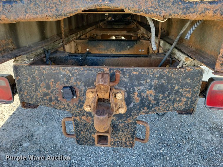 image for item DZ7058 2001 GMC C6500 flatbed truck