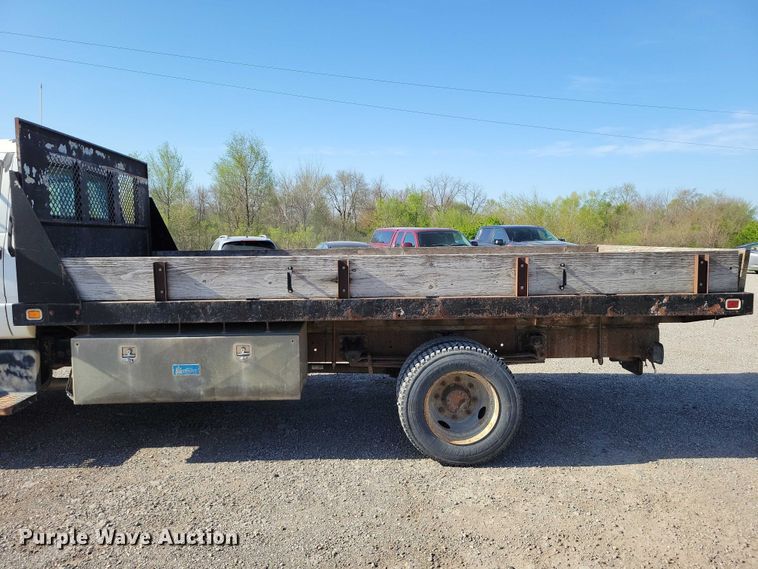 image for item DZ7058 2001 GMC C6500 flatbed truck