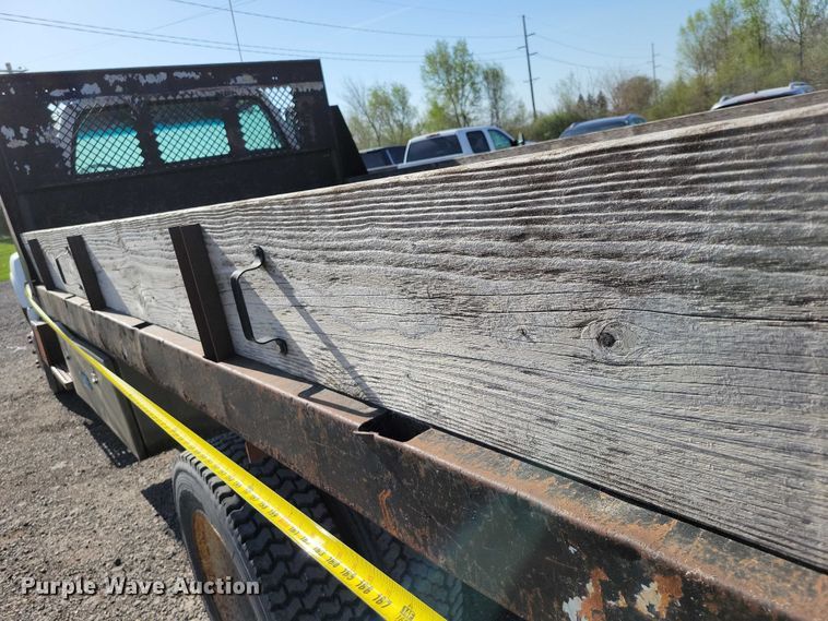 image for item DZ7058 2001 GMC C6500 flatbed truck