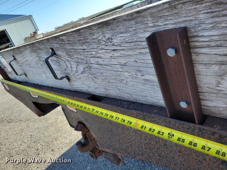 image for item DZ7058 2001 GMC C6500 flatbed truck