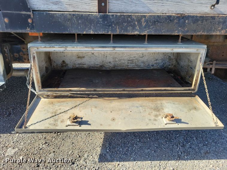 image for item DZ7058 2001 GMC C6500 flatbed truck