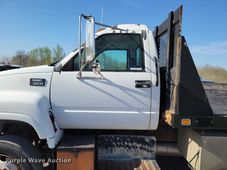 image for item DZ7058 2001 GMC C6500 flatbed truck