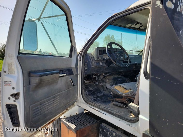 image for item DZ7058 2001 GMC C6500 flatbed truck
