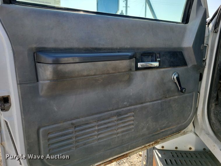 image for item DZ7058 2001 GMC C6500 flatbed truck