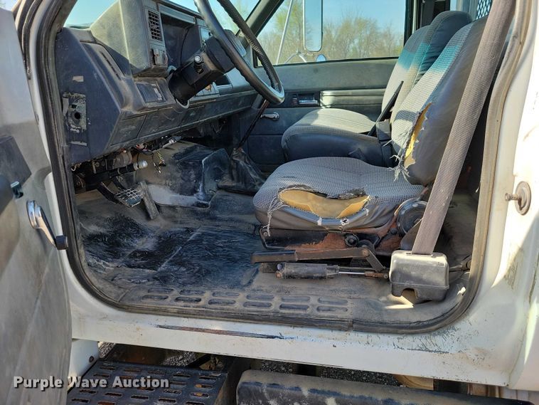image for item DZ7058 2001 GMC C6500 flatbed truck