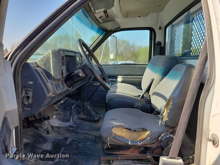 image for item DZ7058 2001 GMC C6500 flatbed truck