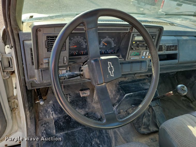 image for item DZ7058 2001 GMC C6500 flatbed truck