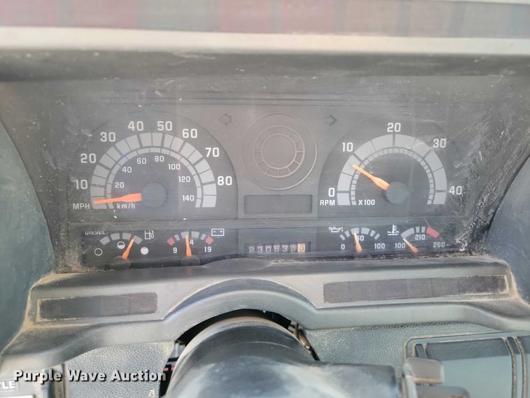 image for item DZ7058 2001 GMC C6500 flatbed truck