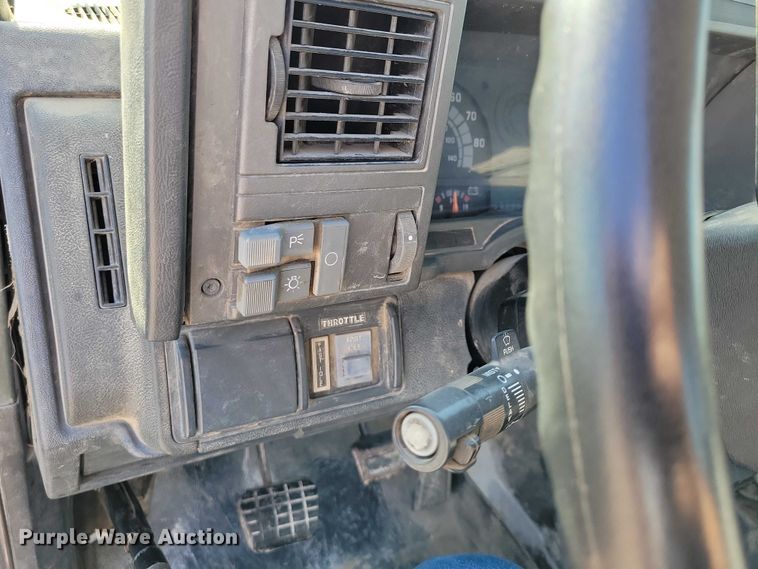 image for item DZ7058 2001 GMC C6500 flatbed truck
