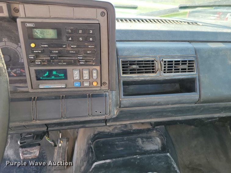 image for item DZ7058 2001 GMC C6500 flatbed truck