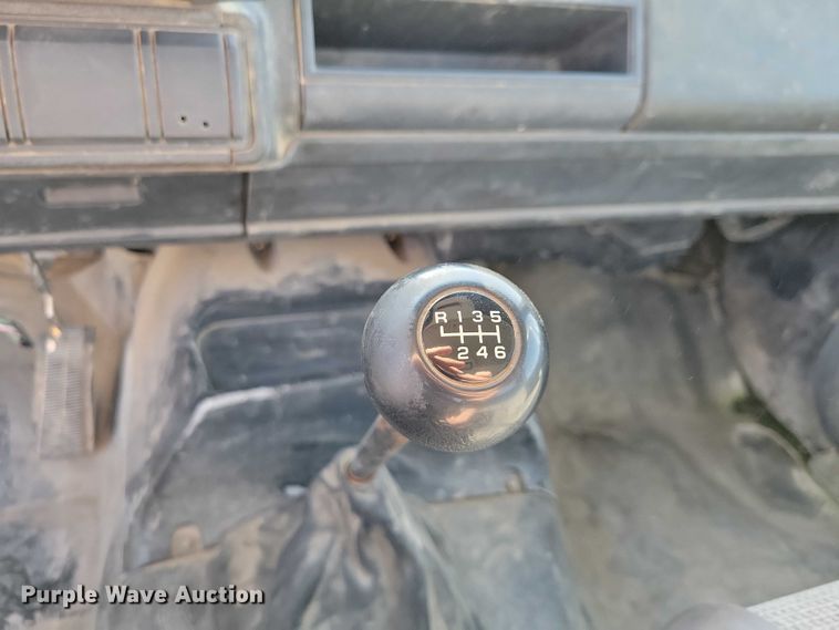 image for item DZ7058 2001 GMC C6500 flatbed truck