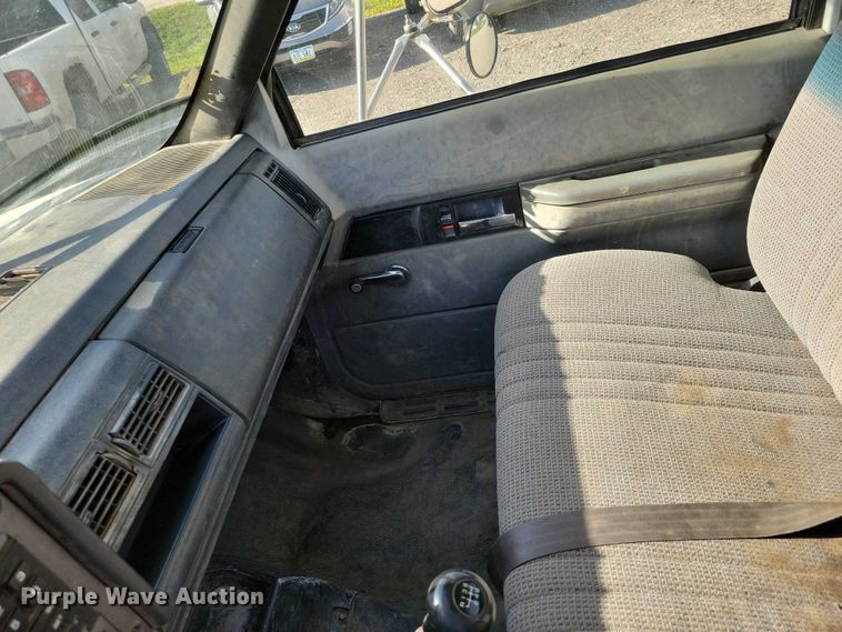 image for item DZ7058 2001 GMC C6500 flatbed truck