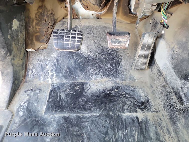 image for item DZ7058 2001 GMC C6500 flatbed truck