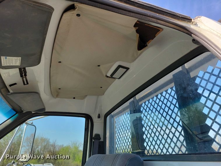 image for item DZ7058 2001 GMC C6500 flatbed truck
