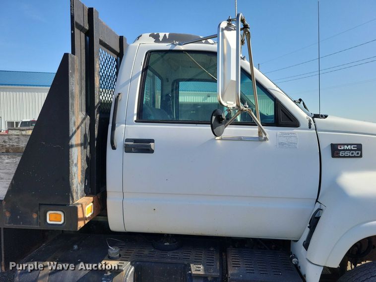 image for item DZ7058 2001 GMC C6500 flatbed truck