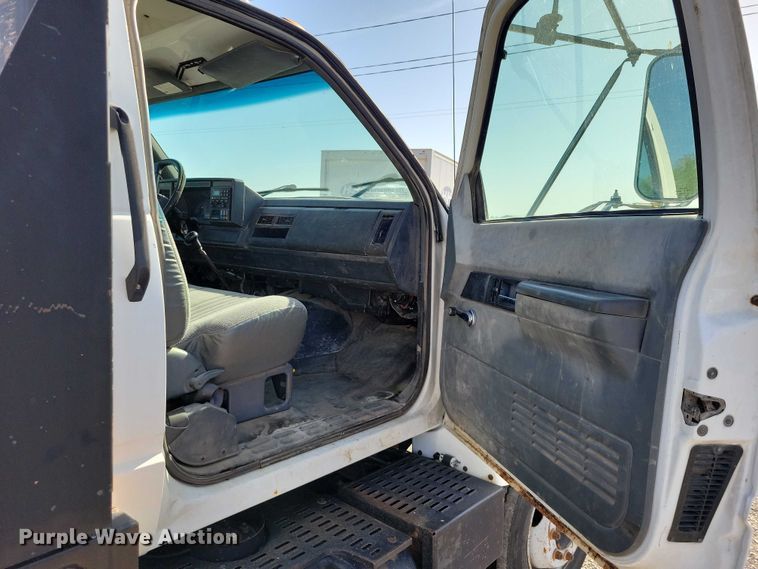 image for item DZ7058 2001 GMC C6500 flatbed truck
