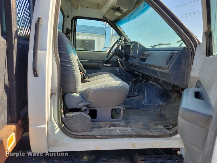image for item DZ7058 2001 GMC C6500 flatbed truck