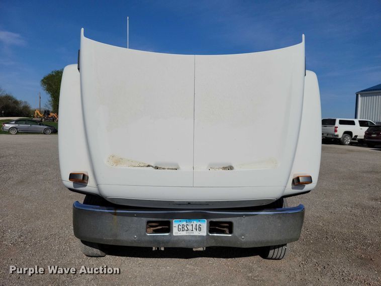 image for item DZ7058 2001 GMC C6500 flatbed truck