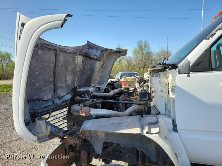 image for item DZ7058 2001 GMC C6500 flatbed truck