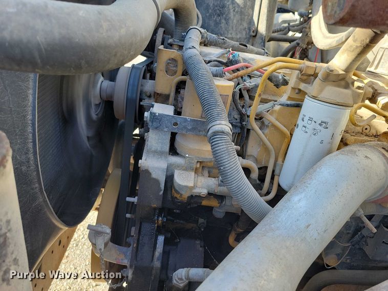 image for item DZ7058 2001 GMC C6500 flatbed truck