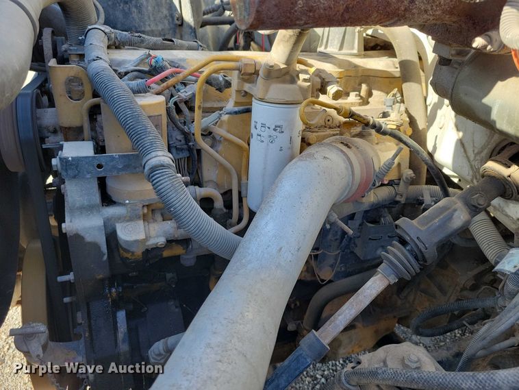 image for item DZ7058 2001 GMC C6500 flatbed truck