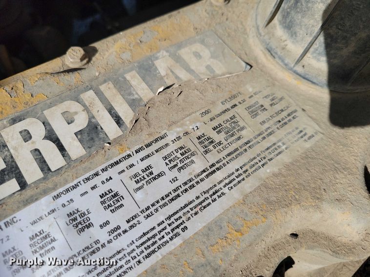 image for item DZ7058 2001 GMC C6500 flatbed truck