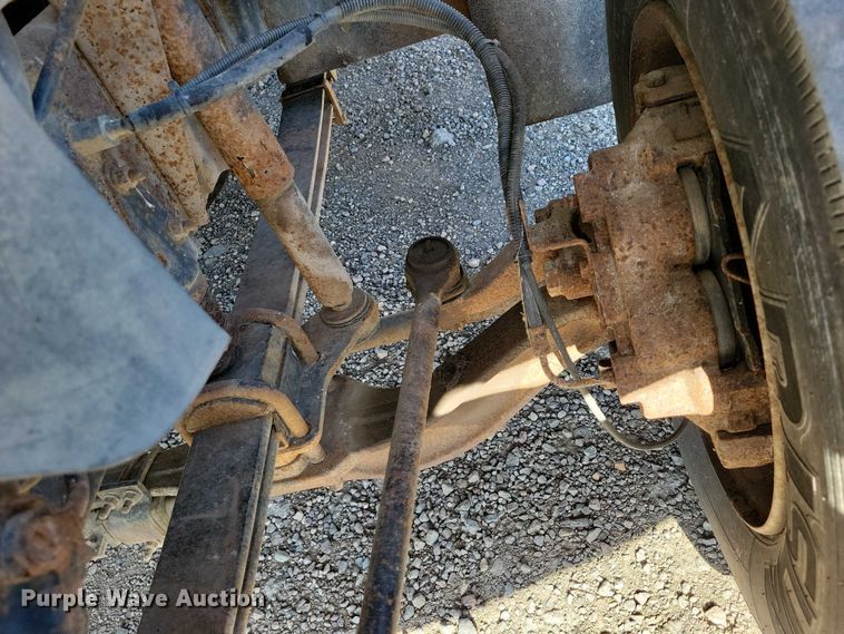image for item DZ7058 2001 GMC C6500 flatbed truck