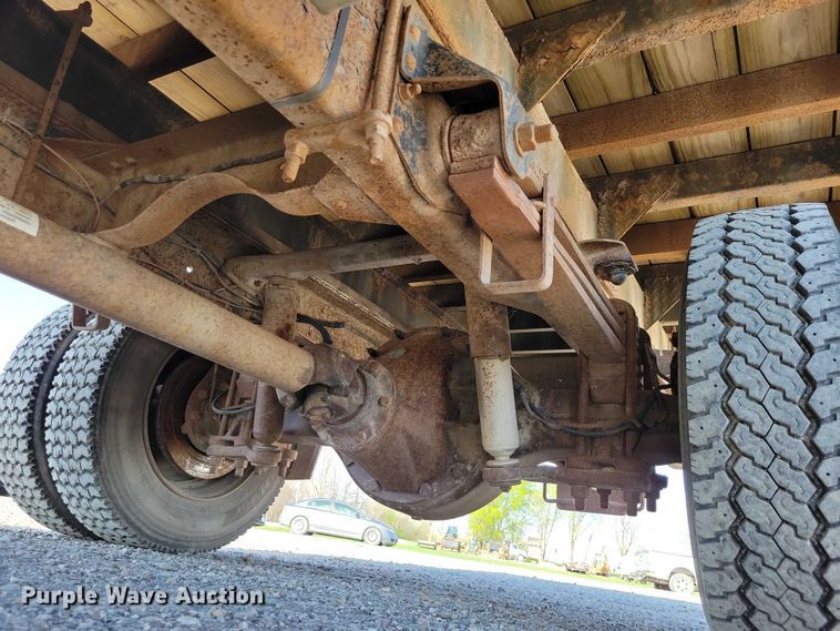 image for item DZ7058 2001 GMC C6500 flatbed truck