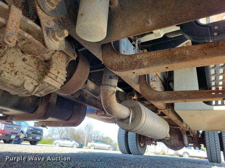 image for item DZ7058 2001 GMC C6500 flatbed truck