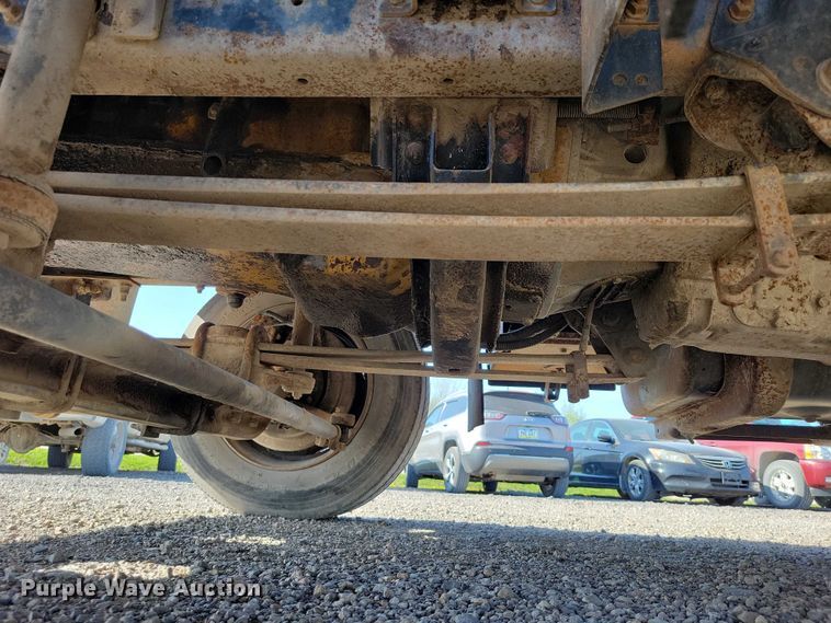 image for item DZ7058 2001 GMC C6500 flatbed truck