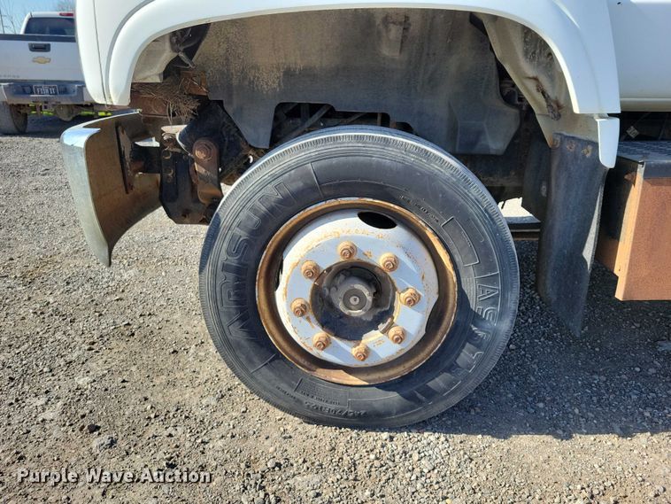 image for item DZ7058 2001 GMC C6500 flatbed truck