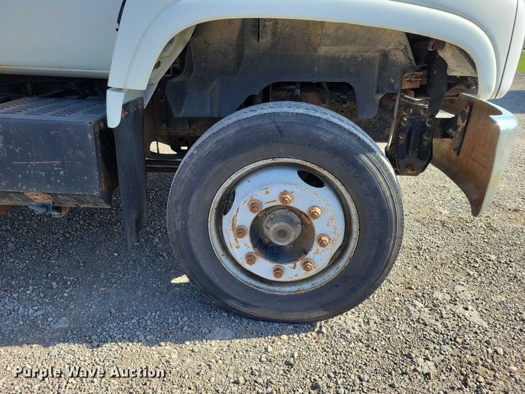 image for item DZ7058 2001 GMC C6500 flatbed truck
