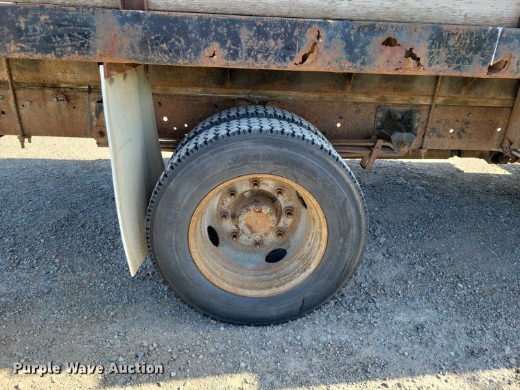 image for item DZ7058 2001 GMC C6500 flatbed truck